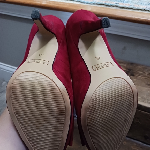 Apt. 9 Red Bow heel size 8 1/2 - Picture 4 of 4